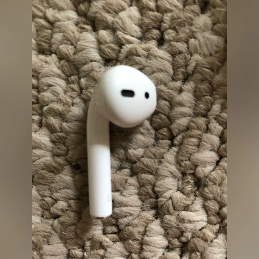 Apple Airpods 2nd Gen Authentic Replacement Charging Case A1602 & left airpod